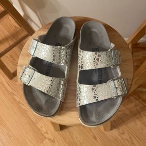 EUC Birkenstock Arizona sandals